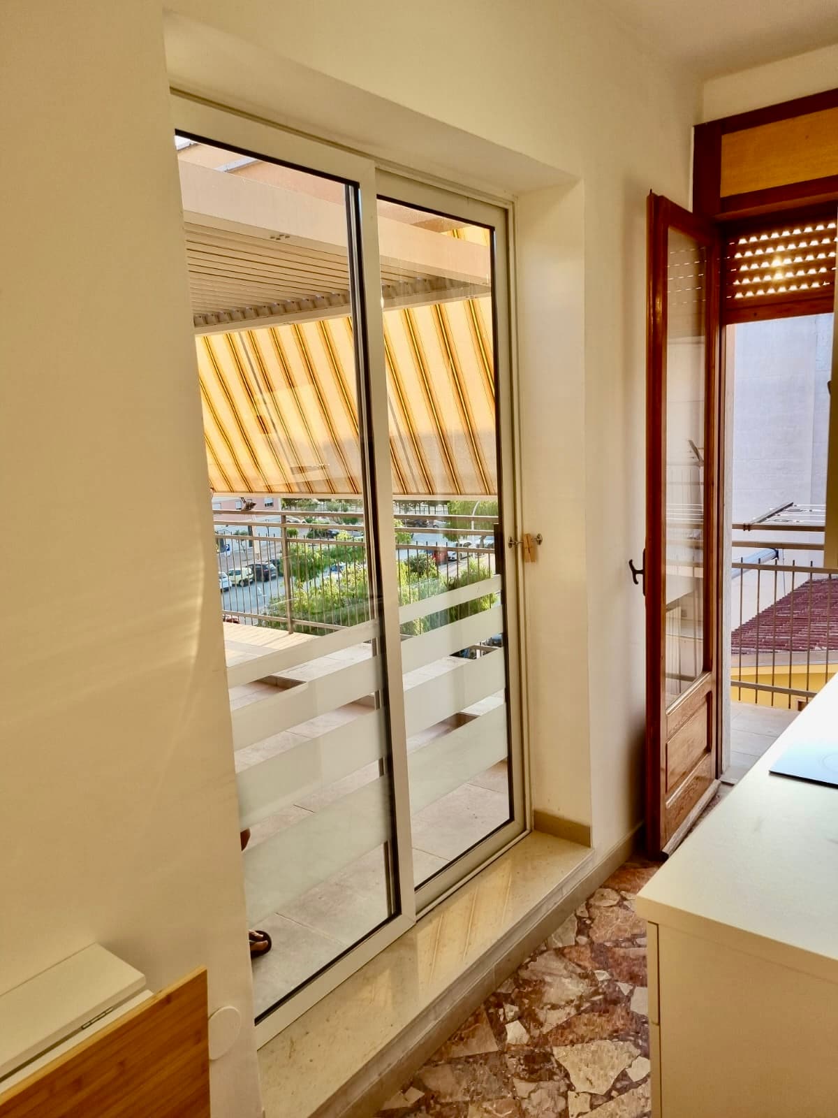 Porta finestra che si apre sulla terrazza