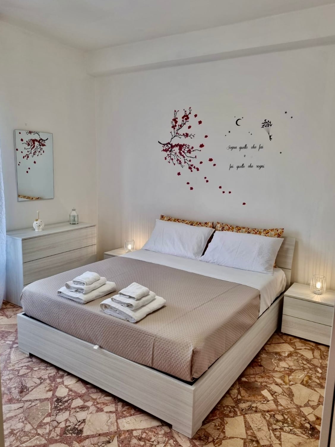 Camera da letto con letto matrimoniale e asciugamani piegati