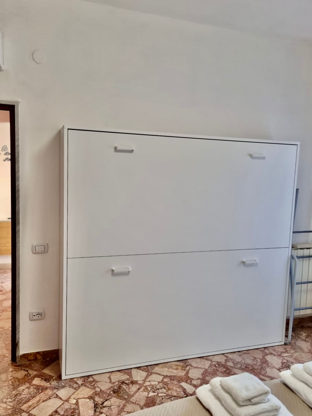 Il letto a castello richiuso a parete, per guadagnare spazio