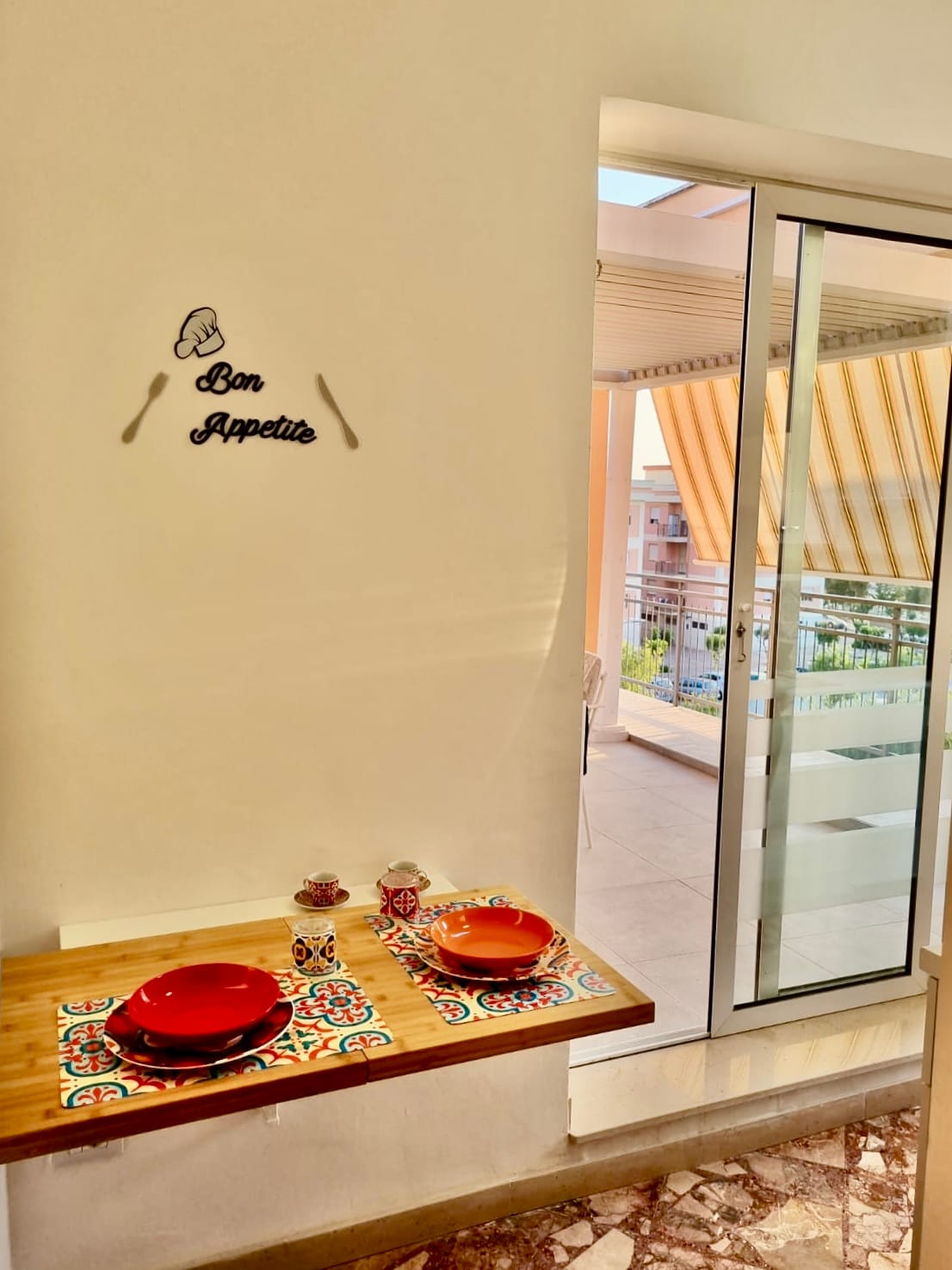 Tavolino da pranzo a muro accanto alla porta della terrazza