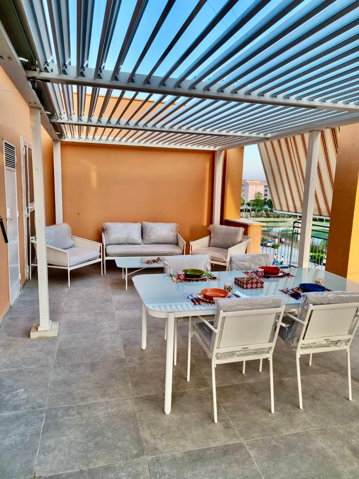 La terrazza con divani e tavolo apparecchiato
